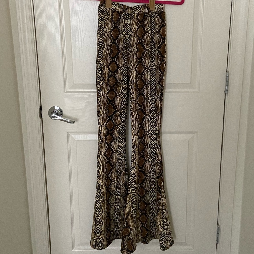💫 SOLD 💫 Princess Polly Snake Flare Pants - Picture 3 of 3